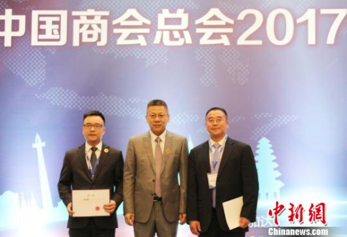 图为中国驻印尼大使馆经商处公参王立平(中)为新当选的印尼中国商会总会主席宫本才(右)和常务副主席兼理事会主席刘城(左)颁发聘书。 林永传 摄 图为中国驻印尼大使馆经商处公参王立平(中)为新当选的印尼中国商会总会主席宫本才(右)和常务副主席兼理事会主席刘城(左)颁发聘书。 林永传 摄
