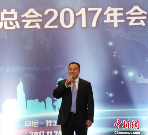 图为新当选的印尼中国商会总会主席宫本才致辞。 林永传 摄 图为新当选的印尼中国商会总会主席宫本才致辞。 林永传 摄